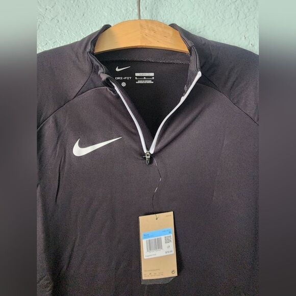 Nike Black Performance Jacket with Quarter-Zip Design - Picture 4 of 10